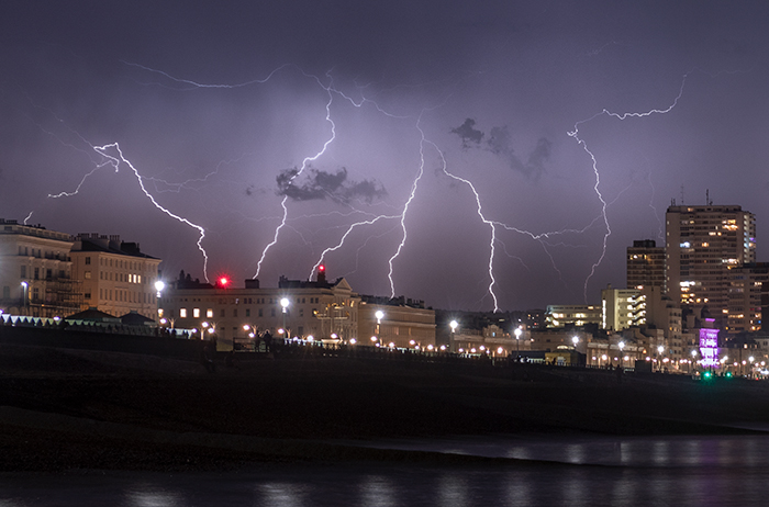 Social media cover image for lightning photography guide.